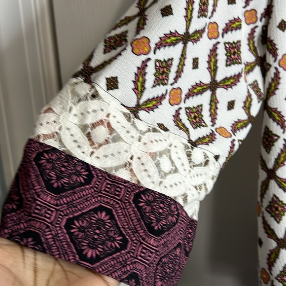 Valerie Stevens Women’s geometric pattern top with lace Size XL - Picture 3 of 6